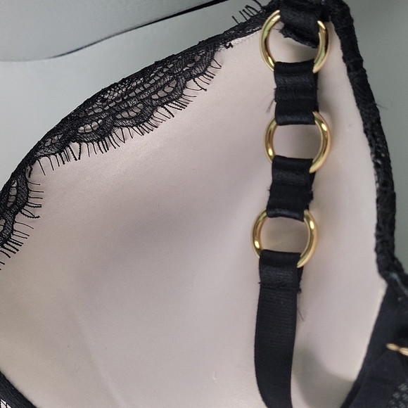 32DD Victoria's Secret Push Up black bra with gold rings - Picture 12 of 12